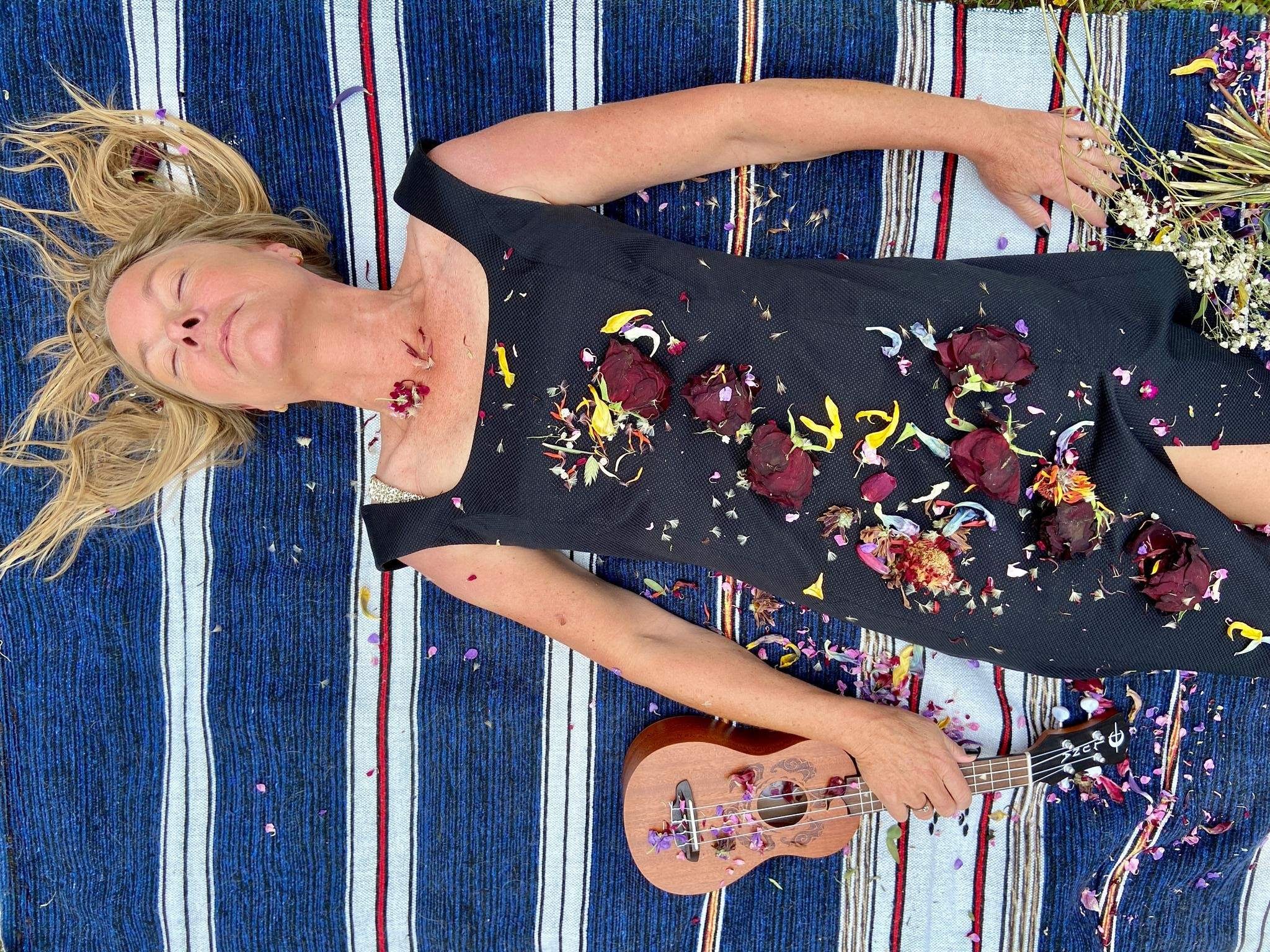 Ann Nielsen mit Blumen und Gitarre