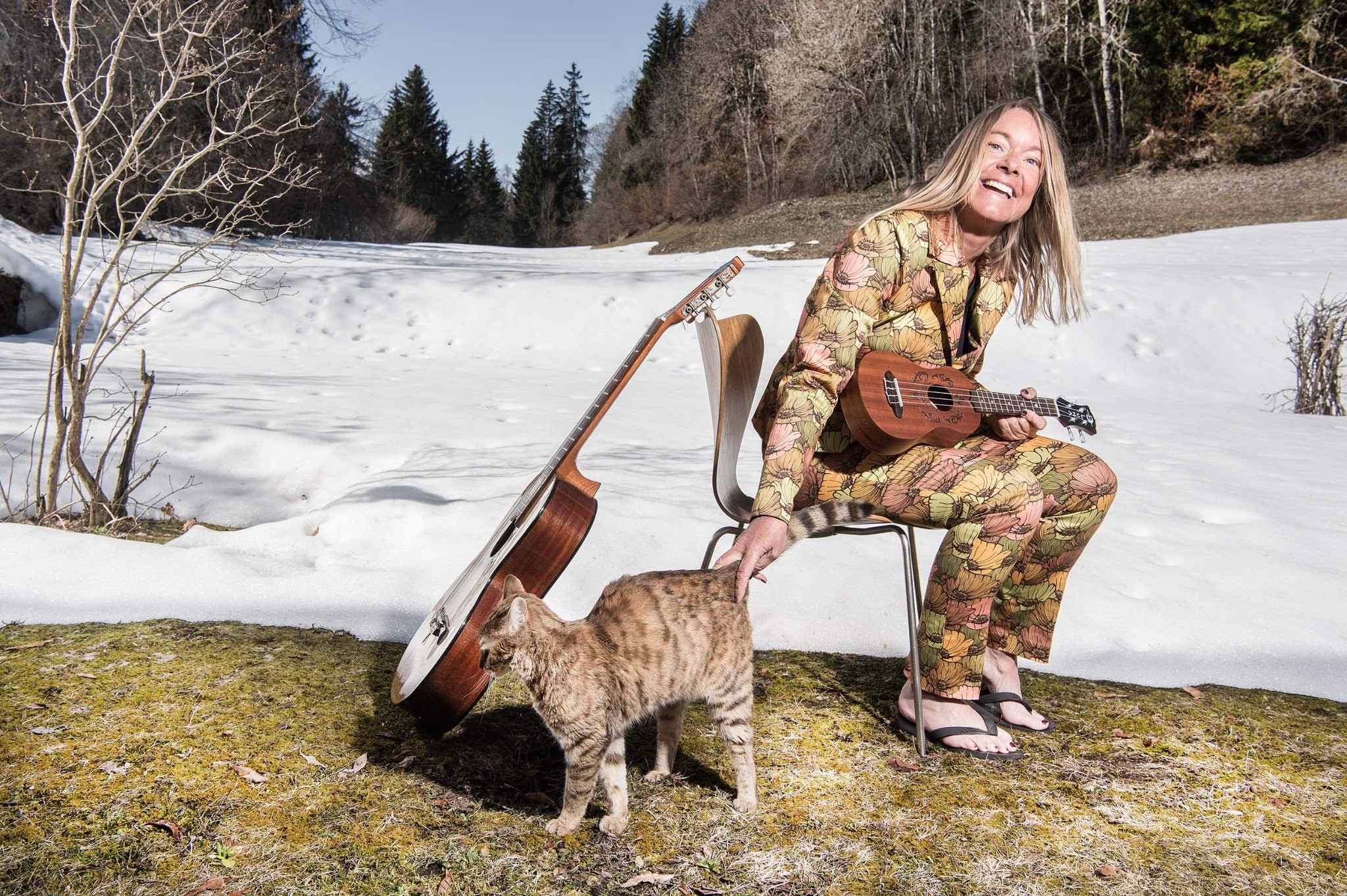 Ann Nielsen mit Gitarre im Schnee