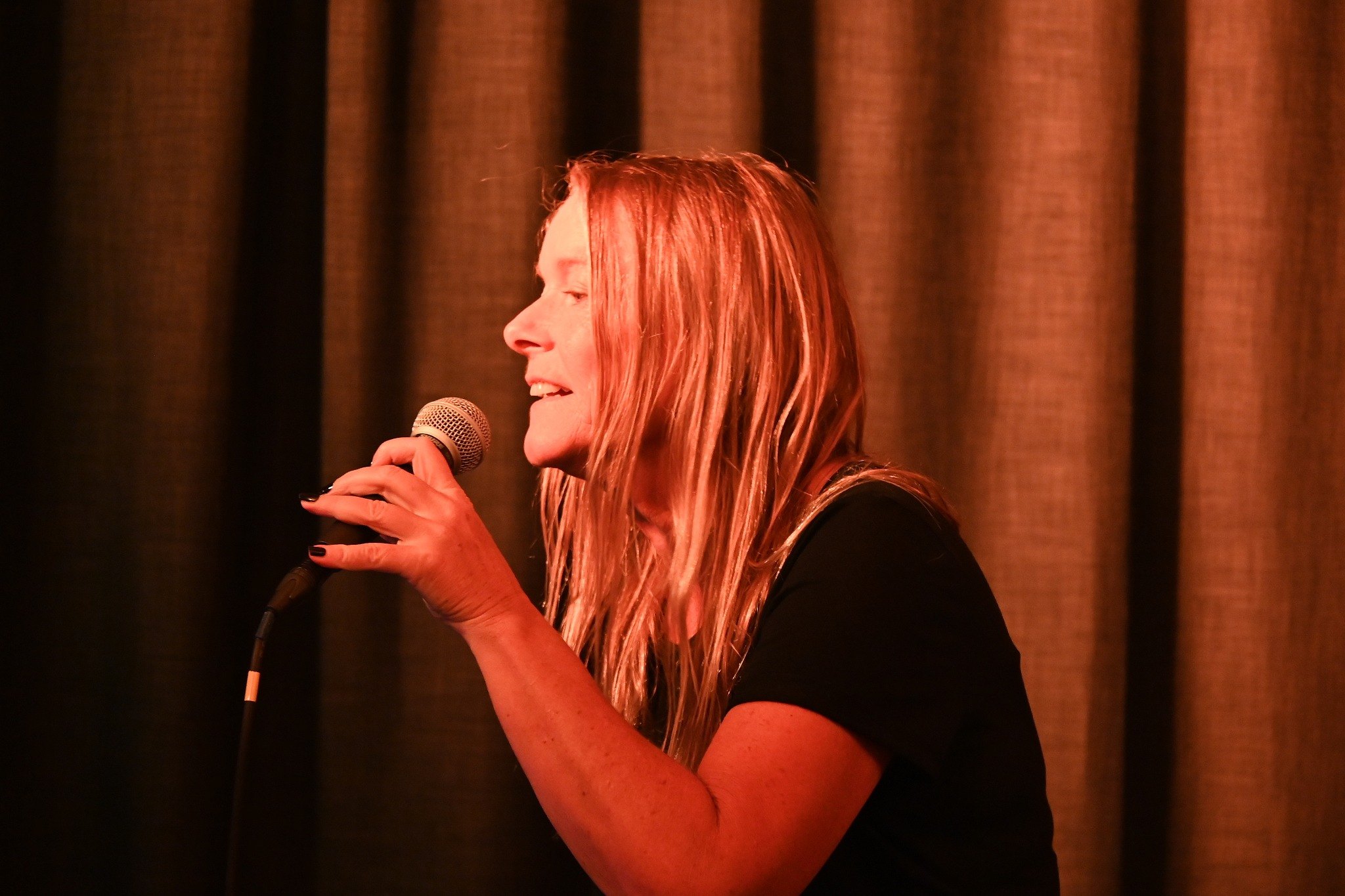 Ann Nielsen am Mikrofon